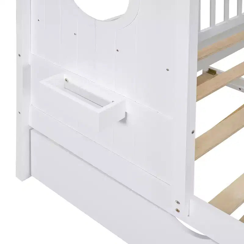 Letto a capanna in legno a grandezza naturale con letto estraibile e scaffali contenitori