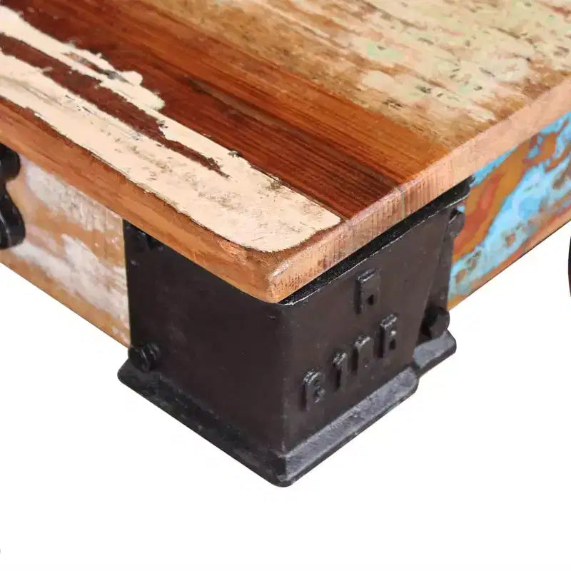 Tavolino da caffè in legno di recupero con struttura in ferro e ruote a rotelle