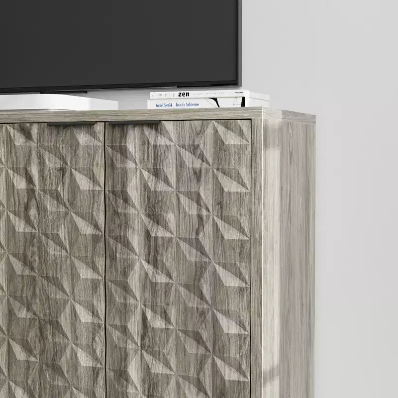 Credenza grigia con ante a rilievo a diamante e ripiani regolabili
