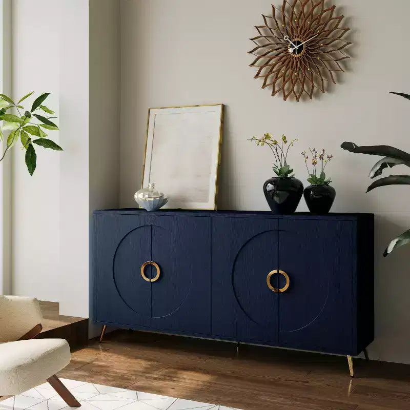 Credenza a 4 ante in legno con ripiani regolabili e pomelli dorati