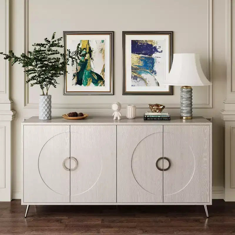 Credenza a 4 ante in legno con ripiani regolabili e pomelli dorati